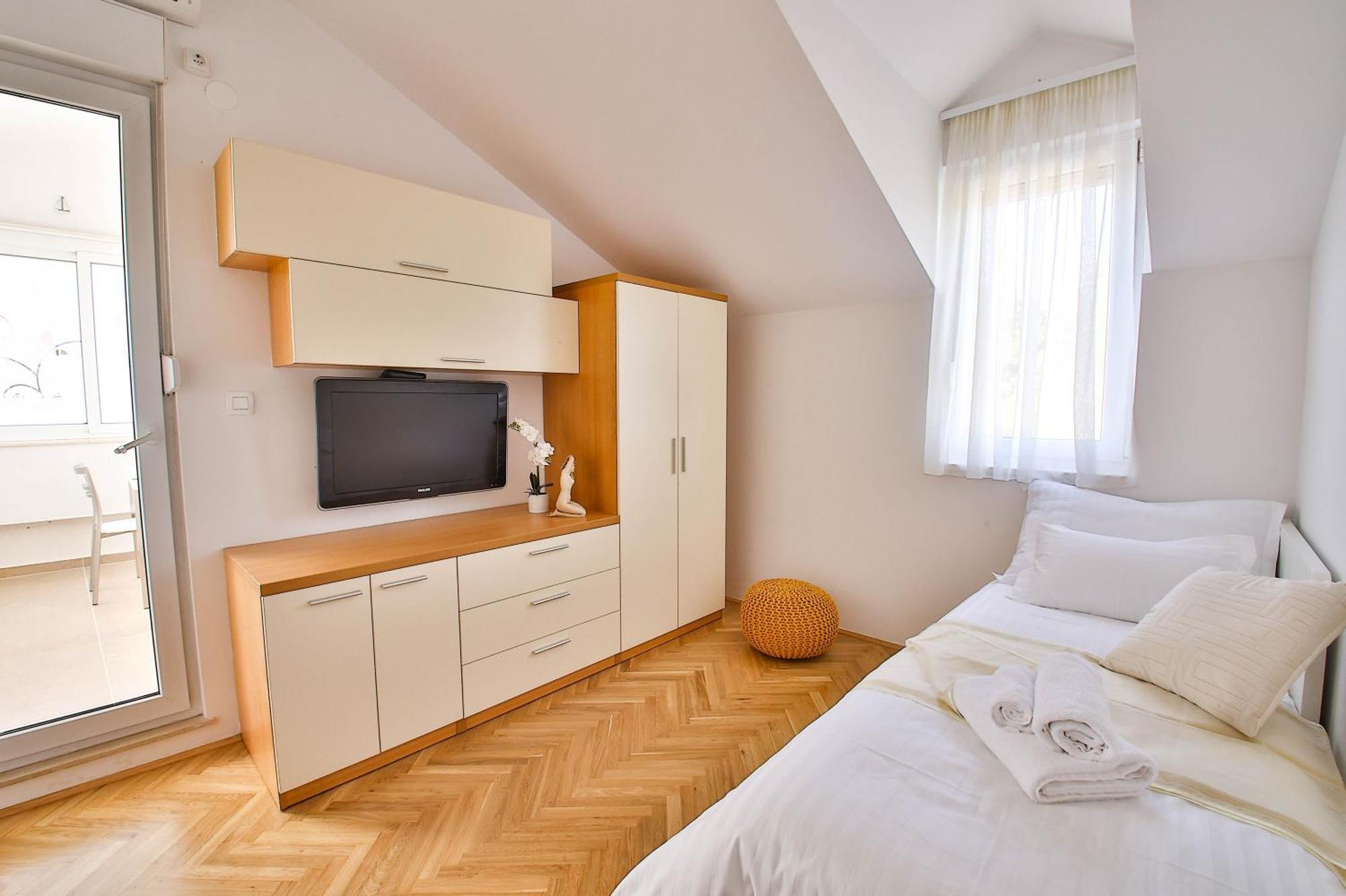 Apartment Eternity Split
